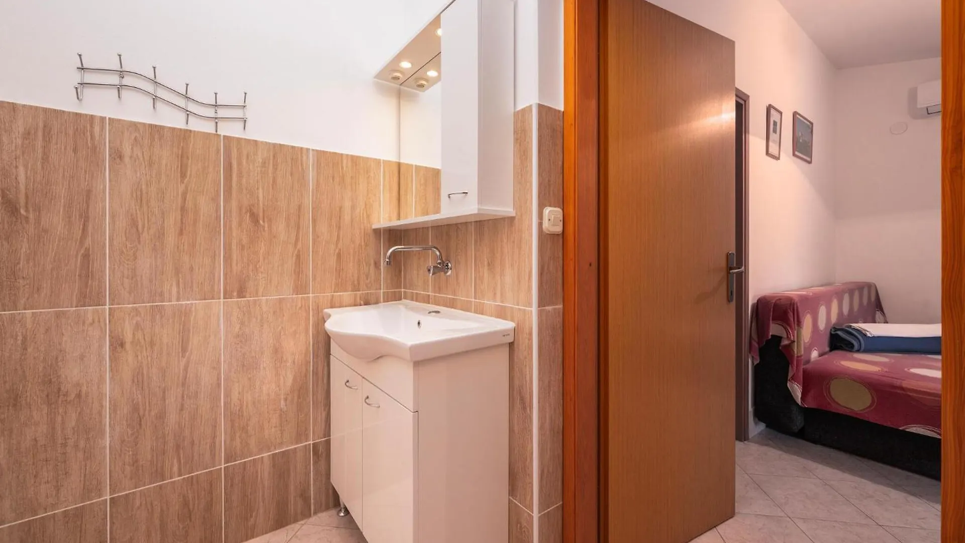 1 Bedroom Beautiful Apartment In Liznjan